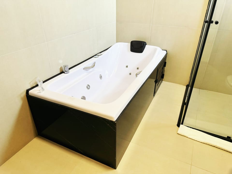 Superior Suite | Premium bedding, minibar, WiFi (free), bed sheets