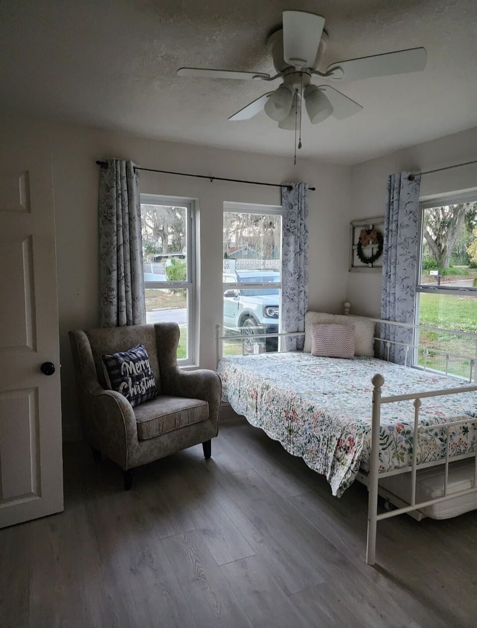 third bedroom with a twin underneath 