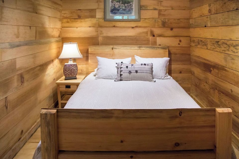 queen bedroom 2