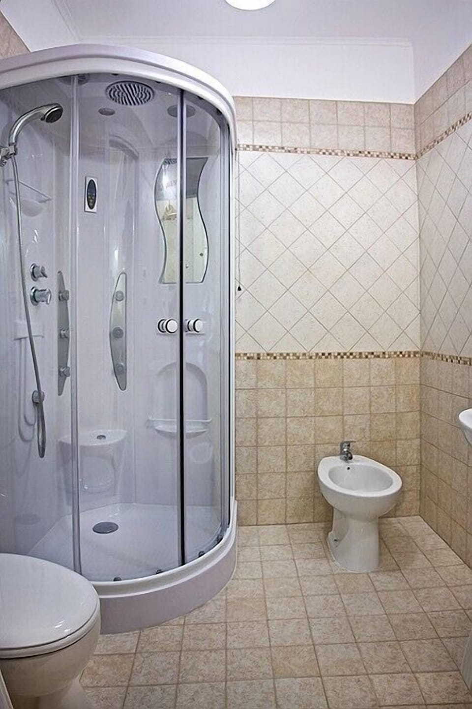 Triple Room | Bathroom | Shower, bidet, towels