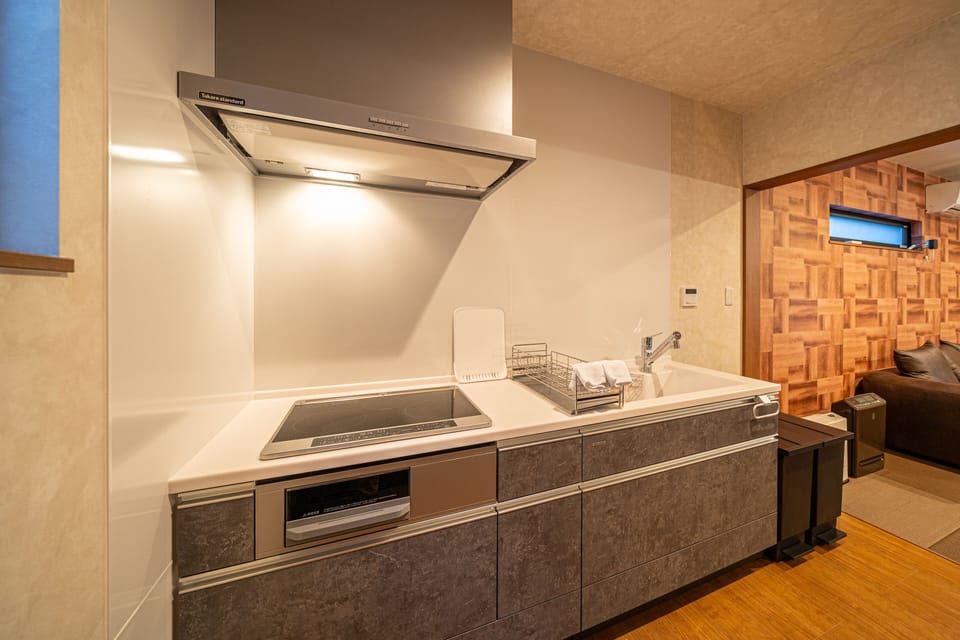 Comfort House | Private kitchen | Full-size fridge, microwave, oven, stovetop