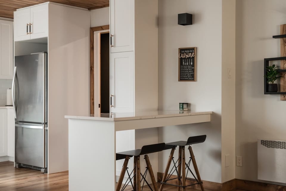 Small sitting area to chat.