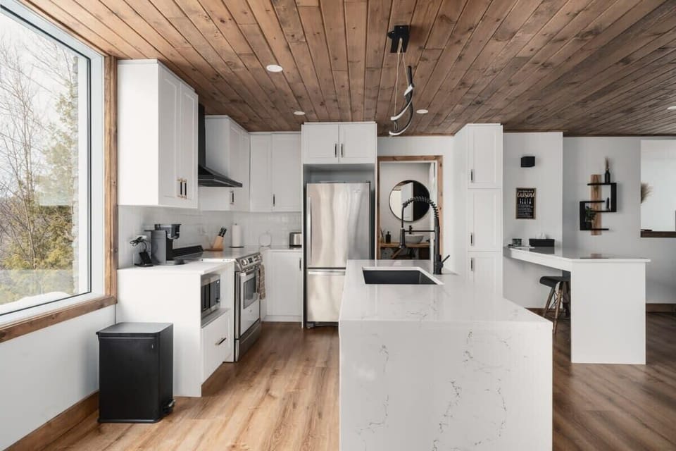 Une spacieuse cuisine moderne et lumineuse.
