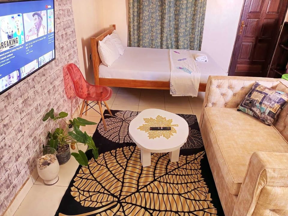 Business Studio | Living area | 24-inch Smart TV with digital channels