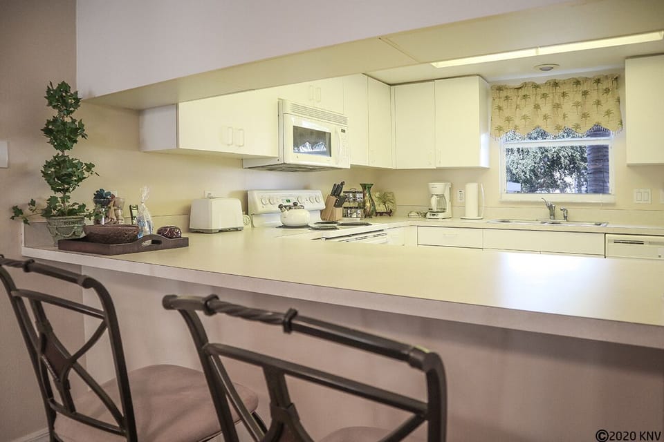 Breakfast bar services the fully equipped kitchen