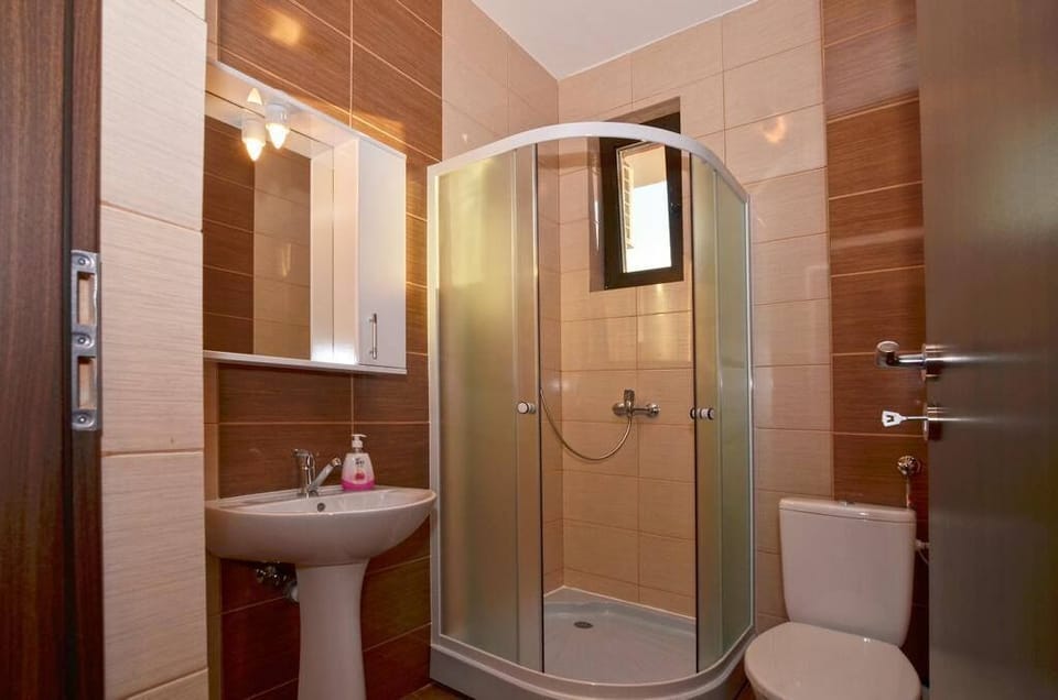 Family Double or Twin Room | Bathroom | Towels, soap, shampoo, toilet paper