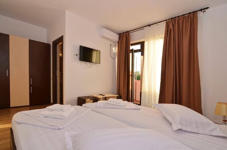 Family Double or Twin Room | Hypo-allergenic bedding, individually decorated, individually furnished