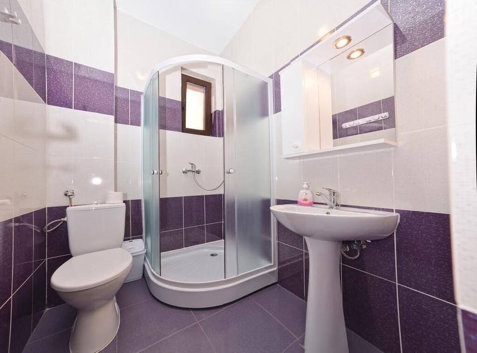 Double Room | Bathroom | Towels, soap, shampoo, toilet paper