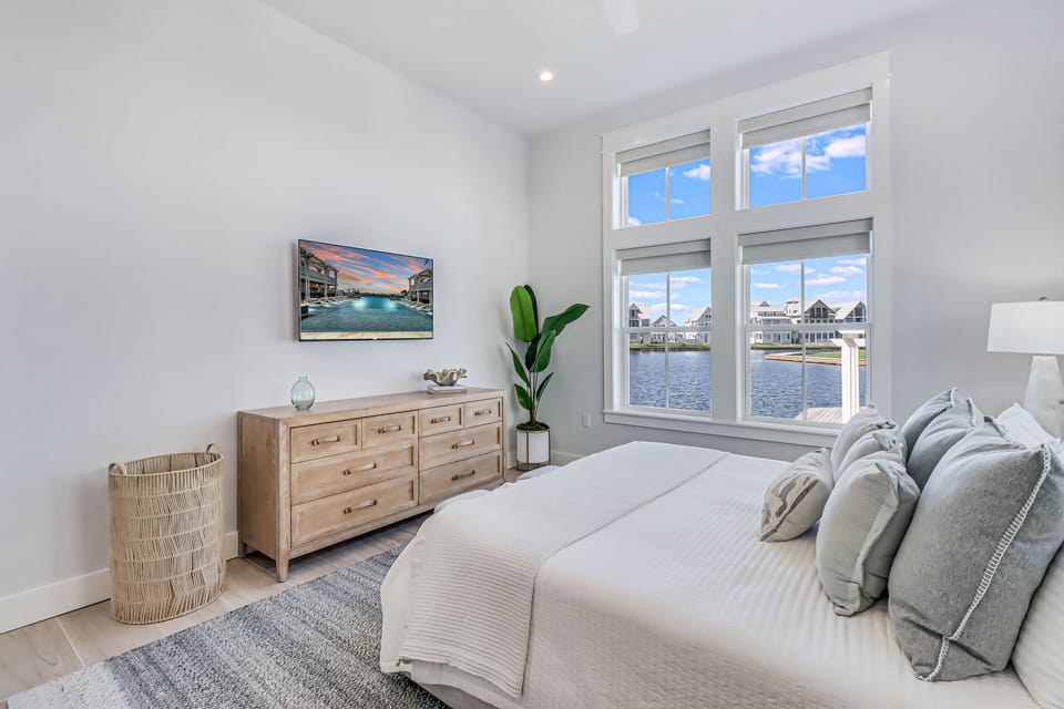 Primary King Suite with Lake View, 1st Floor