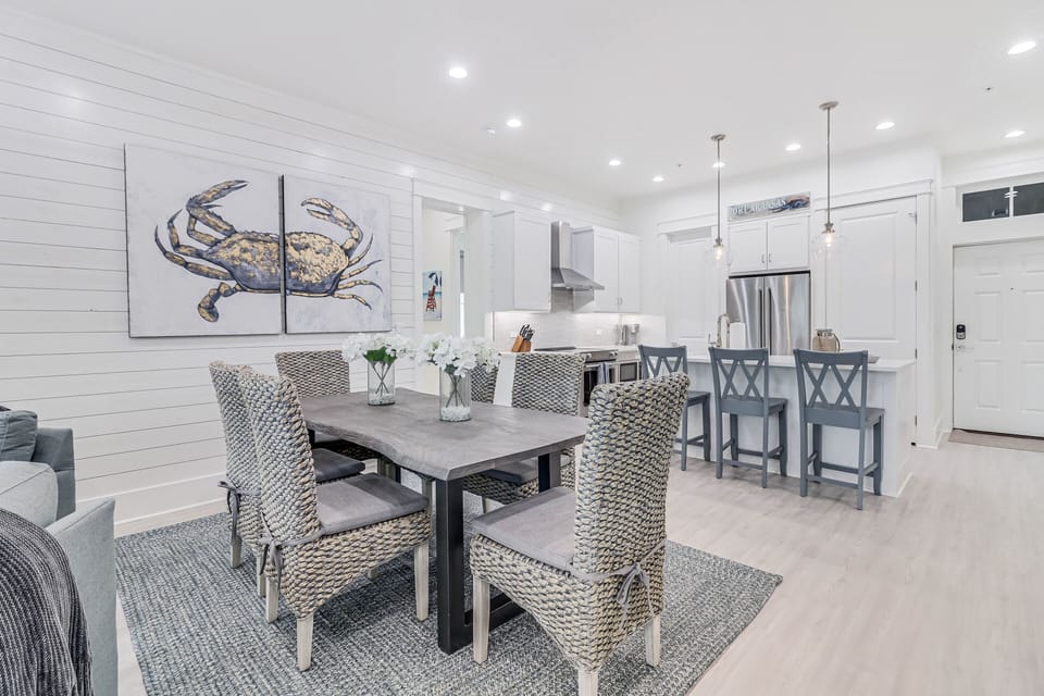 Dining Area & Kitchen