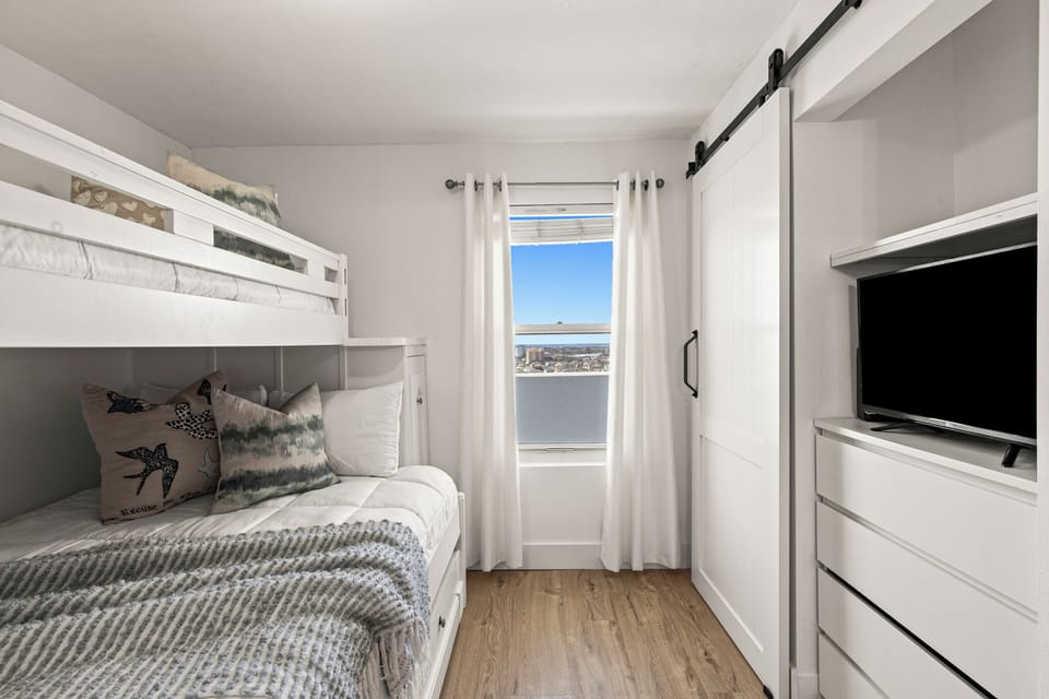 Twin Over Double Bunk Bed w/ Twin Trundle