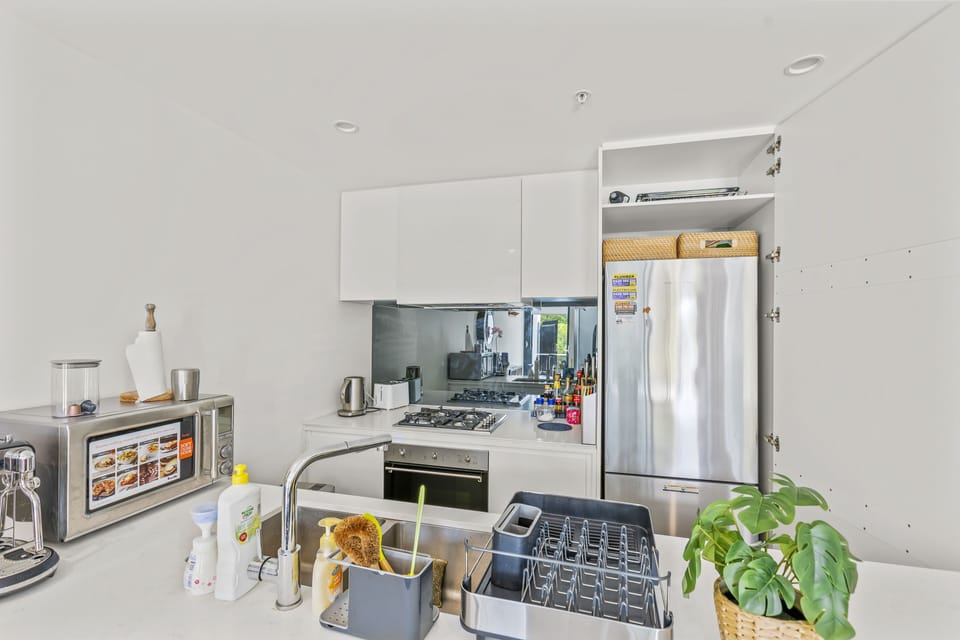 Full-size fridge, microwave, oven, dishwasher