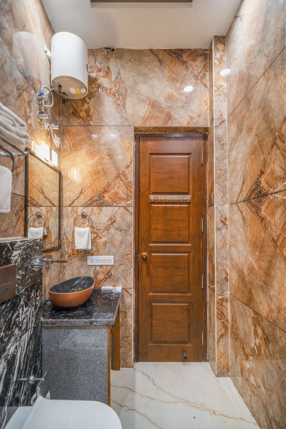 Deluxe Room | Bathroom | Free toiletries, hair dryer, slippers, soap
