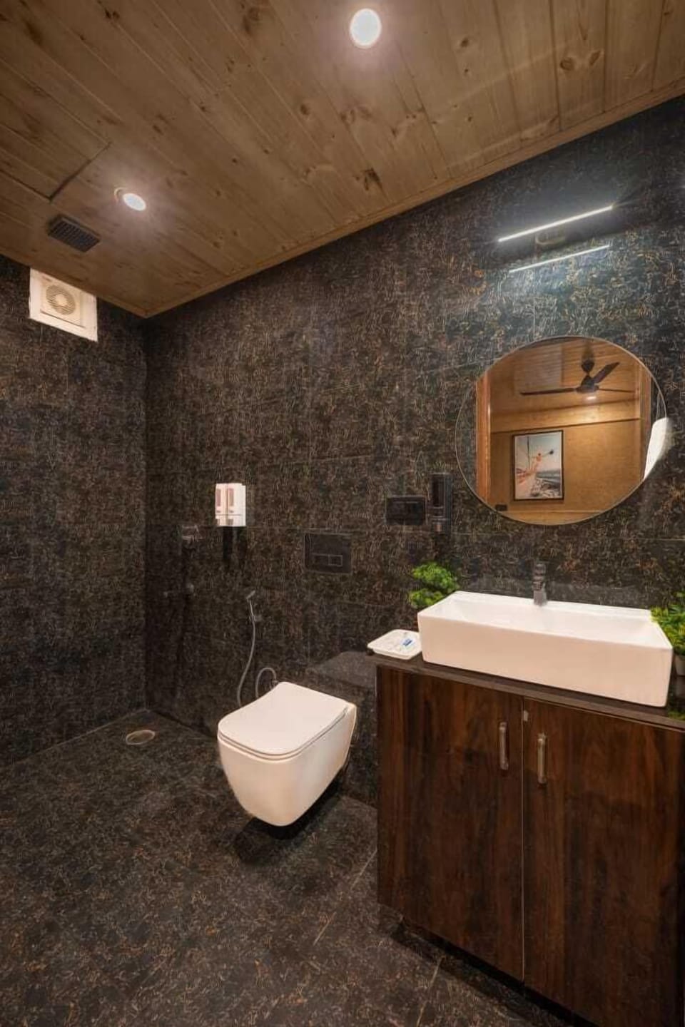 Deluxe Double Room | Bathroom | Hair dryer, slippers