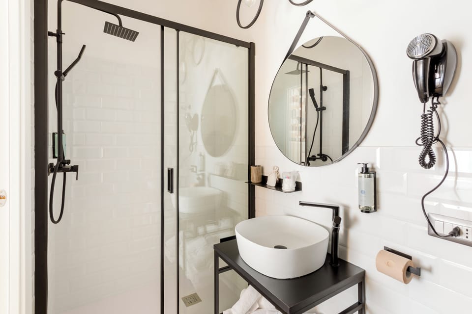 Shower, rainfall showerhead, free toiletries, hair dryer