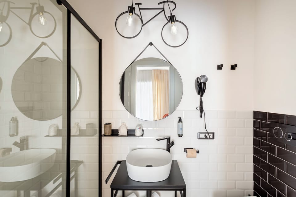Shower, rainfall showerhead, free toiletries, hair dryer