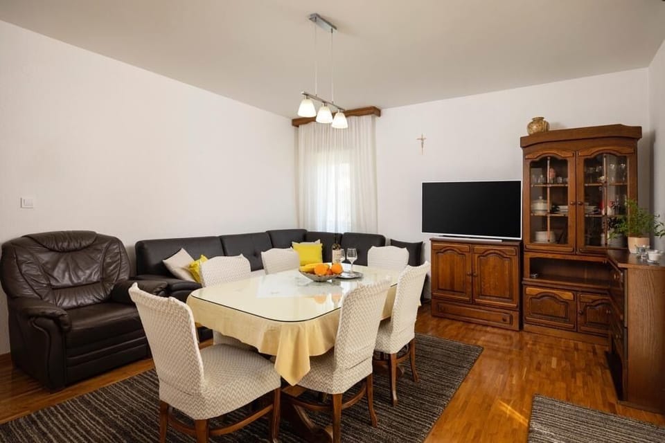 Apartment | Living area | Flat-screen TV