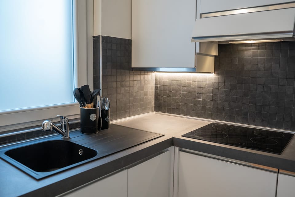 Deluxe Apartment | Private kitchen | Electric kettle