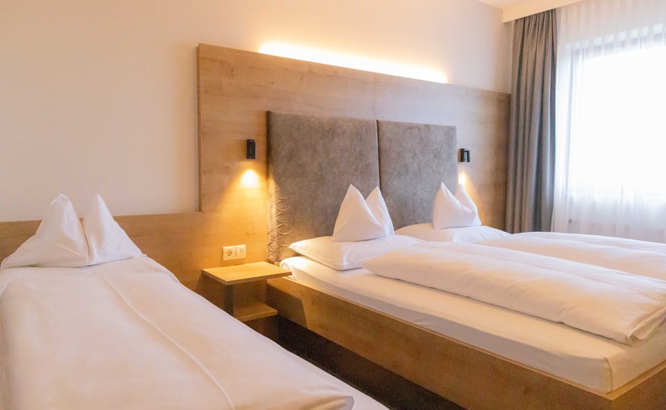 Comfort Triple Room | Hypo-allergenic bedding, down comforters, in-room safe, desk