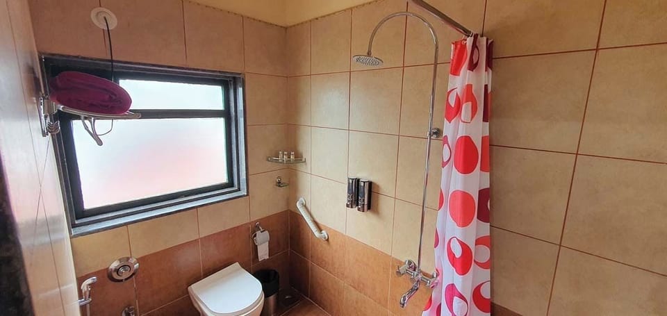 Shower, rainfall showerhead, free toiletries, towels