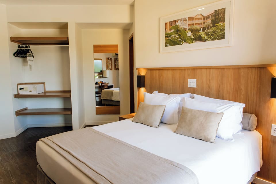 Master | In-room safe, desk, laptop workspace, blackout drapes