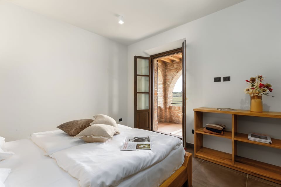 Deluxe Apartment | Down comforters, pillowtop beds, in-room safe, soundproofing