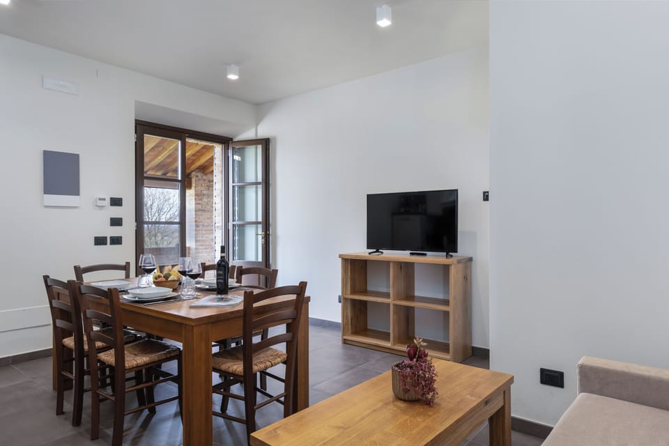Deluxe Apartment | Living area | 40-inch flat-screen TV with satellite channels, TV, Netflix