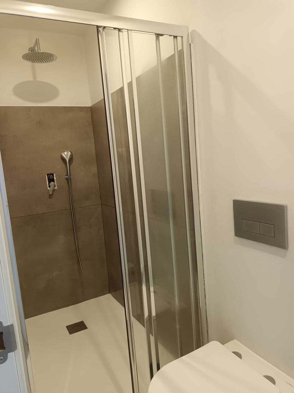 Classic Double Room | Bathroom | Shower, towels