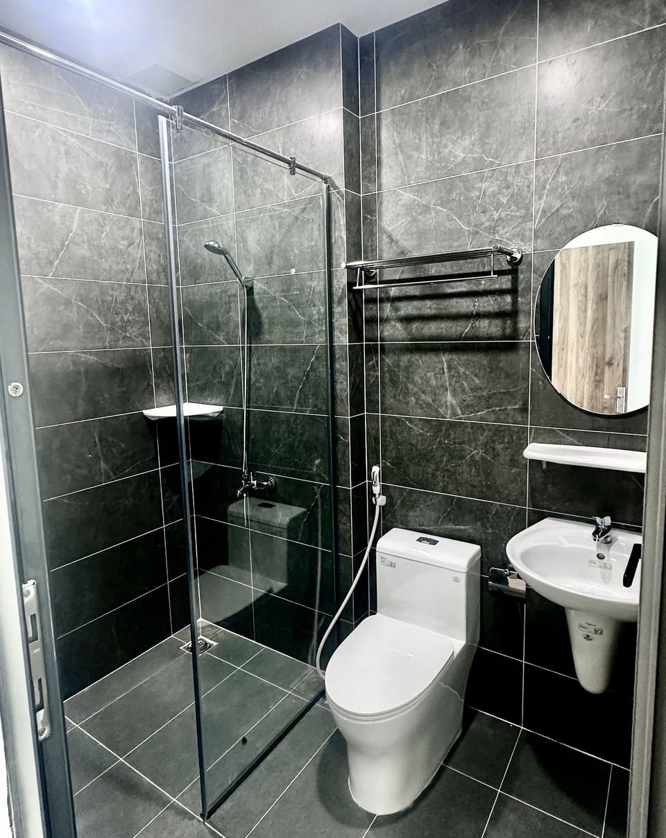 Deluxe Single Room, 1 King Bed | Bathroom | Shower, hydromassage showerhead, designer toiletries, slippers