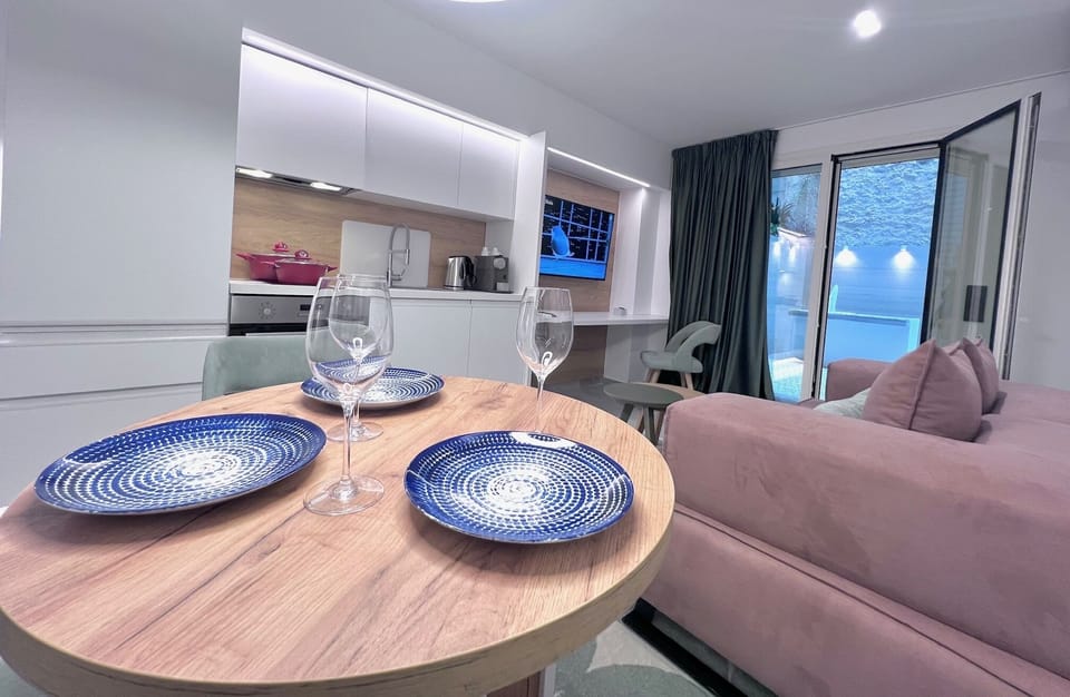 Full-size fridge, oven, stovetop, dishwasher