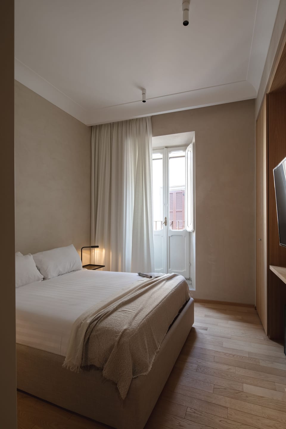 Standard Room | 1 bedroom, in-room safe, soundproofing, iron/ironing board