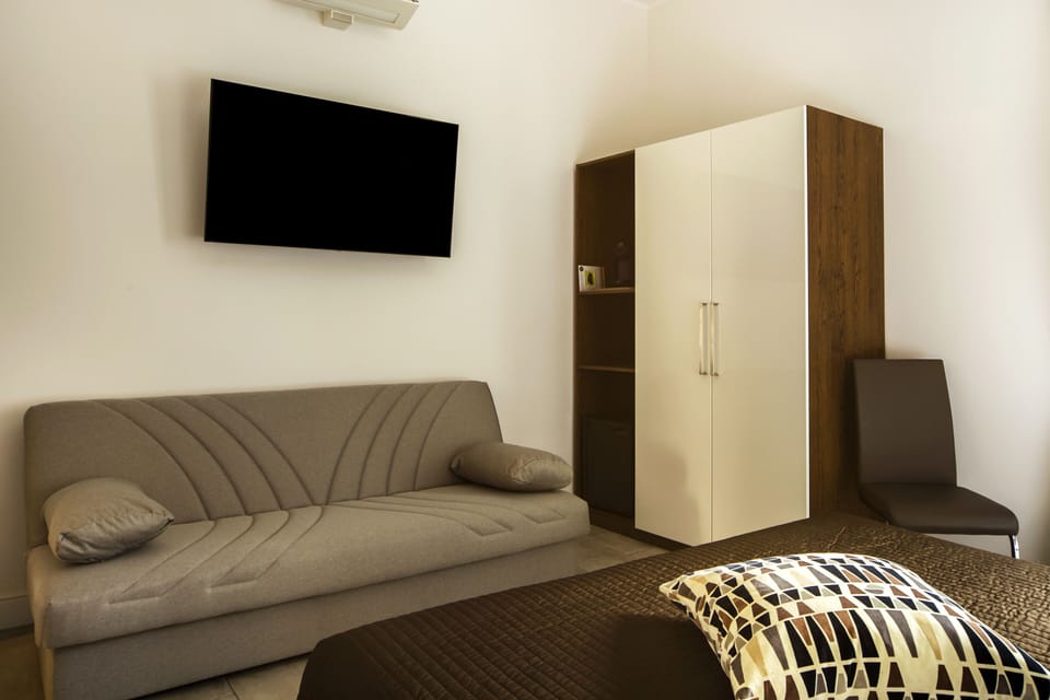 Deluxe Room | Premium bedding, down comforters, memory foam beds, in-room safe
