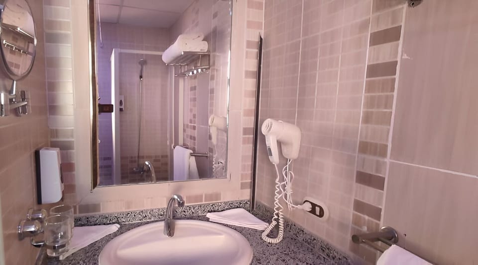 Standard Twin Room | Bathroom | Shower, rainfall showerhead, hair dryer, towels