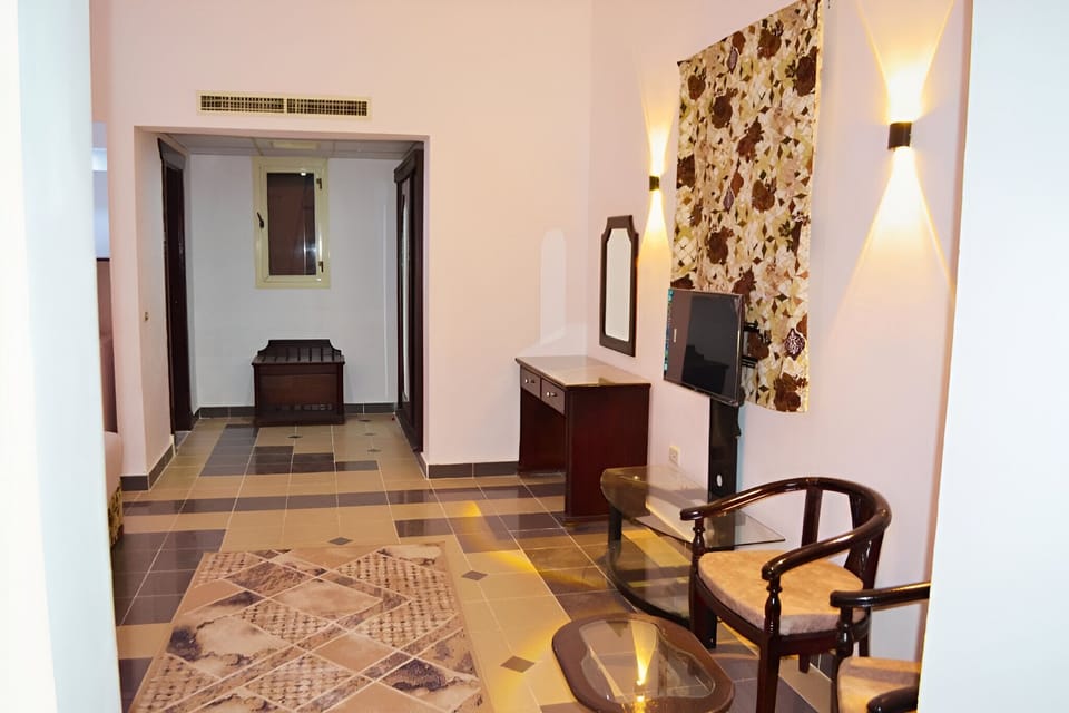 Standard Twin Room | Minibar, in-room safe, blackout drapes, free rollaway beds