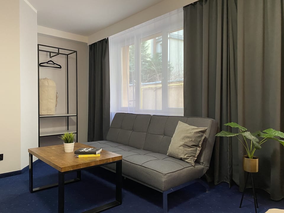 Deluxe Room | Hypo-allergenic bedding, individually decorated, desk, laptop workspace