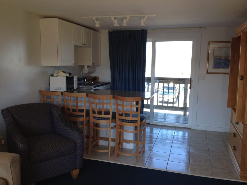 Basic Studio, Multiple Beds, Pool View | Private kitchenette | Fridge, microwave, stovetop, coffee/tea maker
