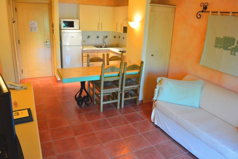 Apartment, 2 Bedrooms, Smoking, Patio | Living area