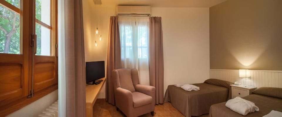 Desk, laptop workspace, WiFi (free), individually furnished