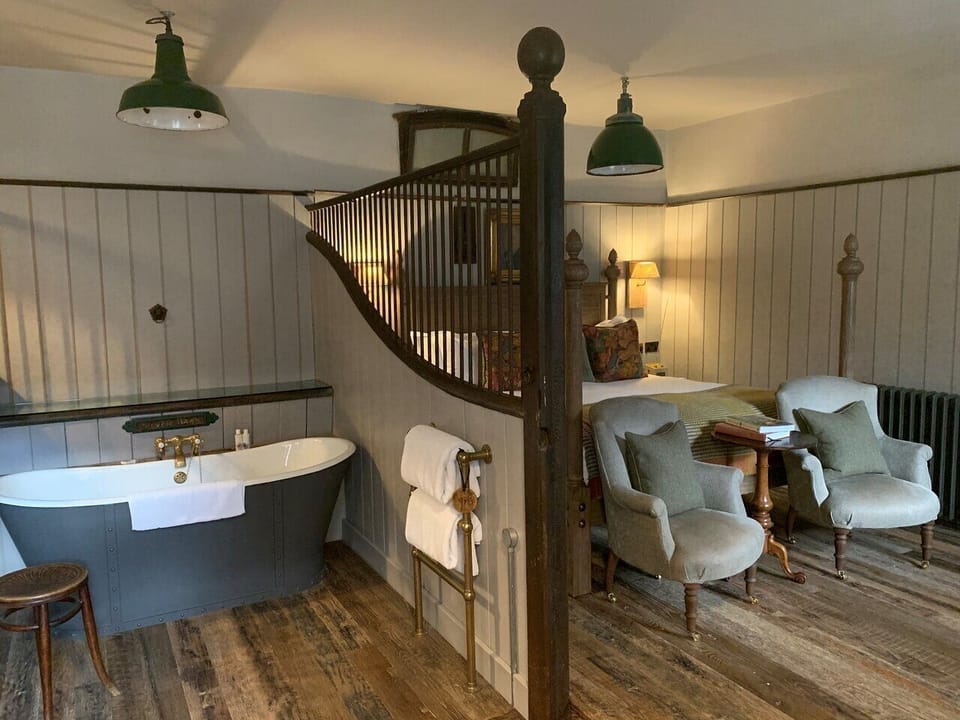 The Horsebox (Hideaway) | Hypo-allergenic bedding, free minibar items, in-room safe, desk