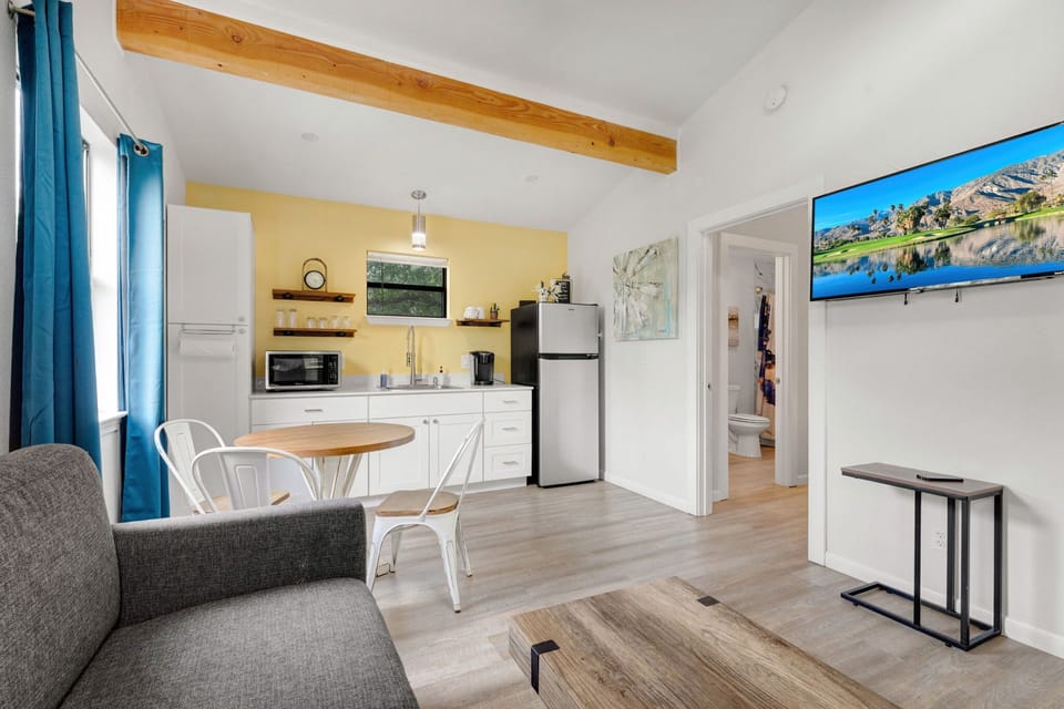 Cottage, 1 King Bed with Sofa bed, Hot Tub, River View (3565 Morris Ranch Bl) | Living area