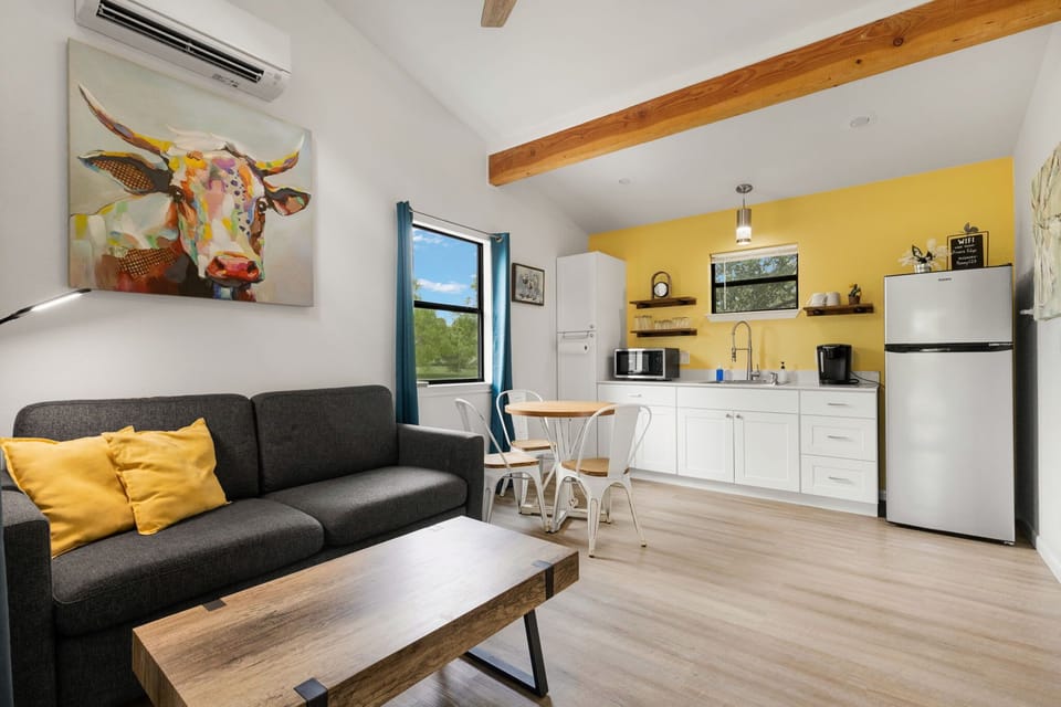 Cottage, 1 King Bed with Sofa bed, Hot Tub, River View (3565 Morris Ranch Bl) | Living area
