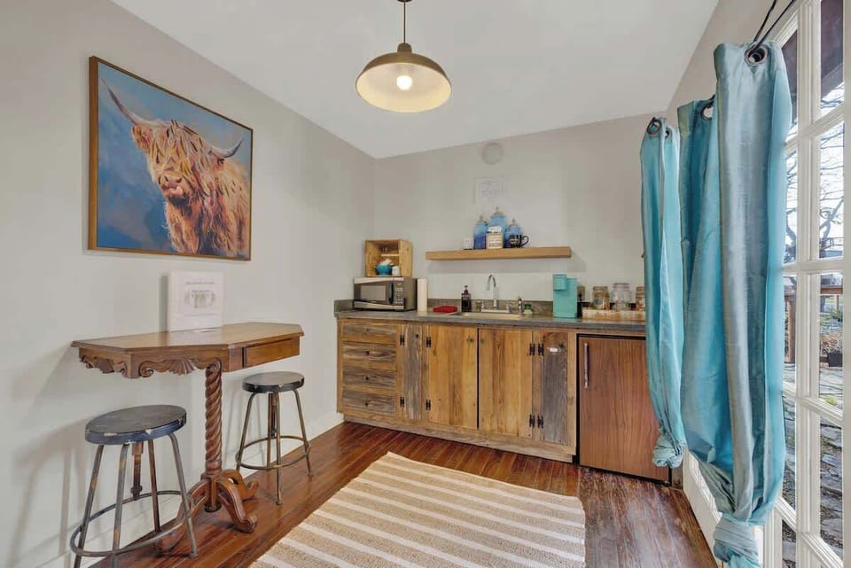 House, 1 King Bed, Patio (511 N Cherry) | Interior