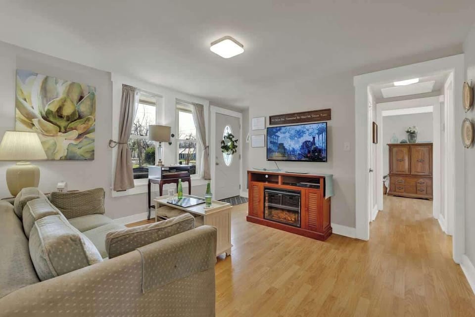House, 1 Queen Bed with Sofa bed, Patio, City View (802 N Orange St.) | Living area | Fireplace