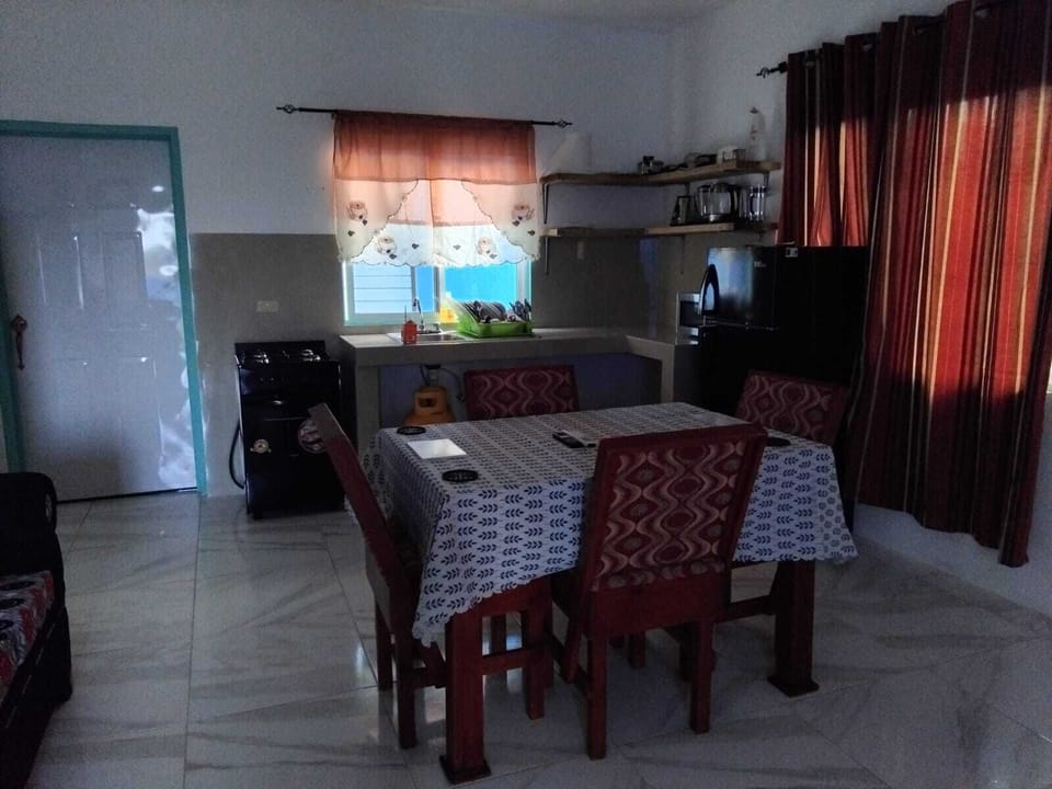 Kitchenette & Dining 