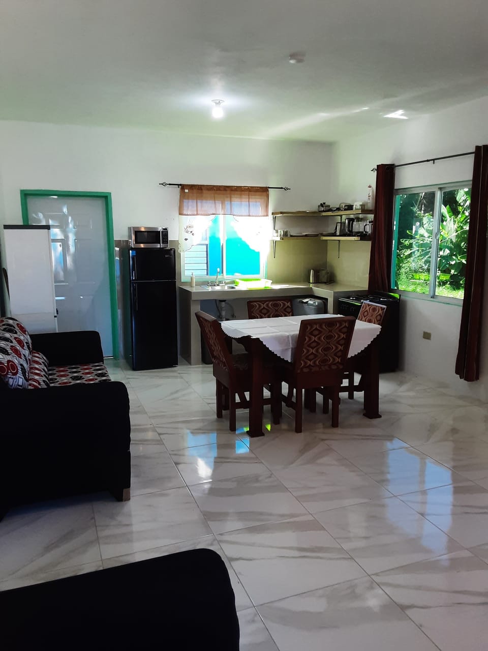 Livingroom & Kitchenette.