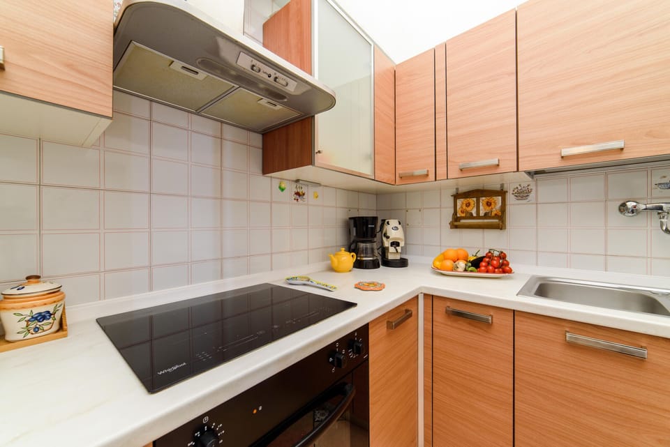 Coffee/tea maker, microwave, cookware/dishes/utensils