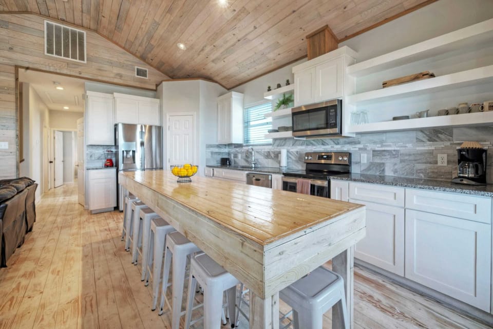 House (6 Bedrooms) | Interior