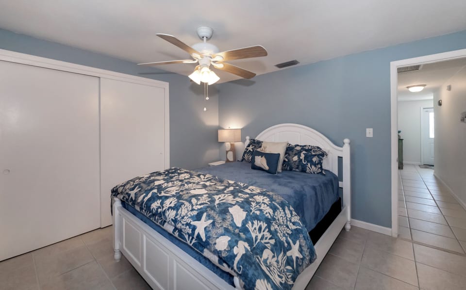 Bedroom 3 - queen bed - overlooks pool area