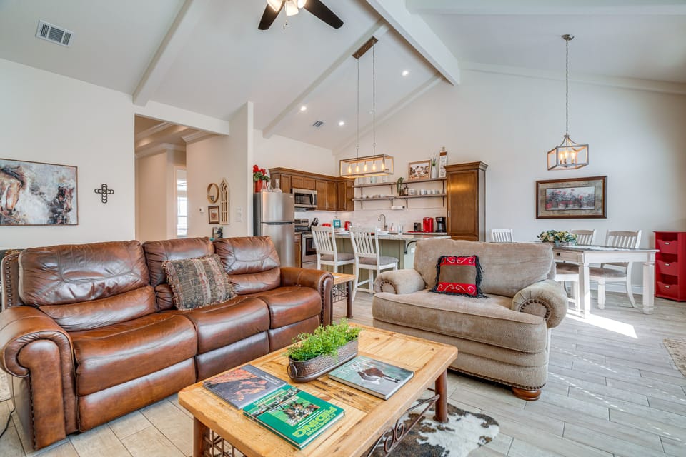 Living Room | Free WiFi | Smart TV | Central A/C & Heating | Full Futon