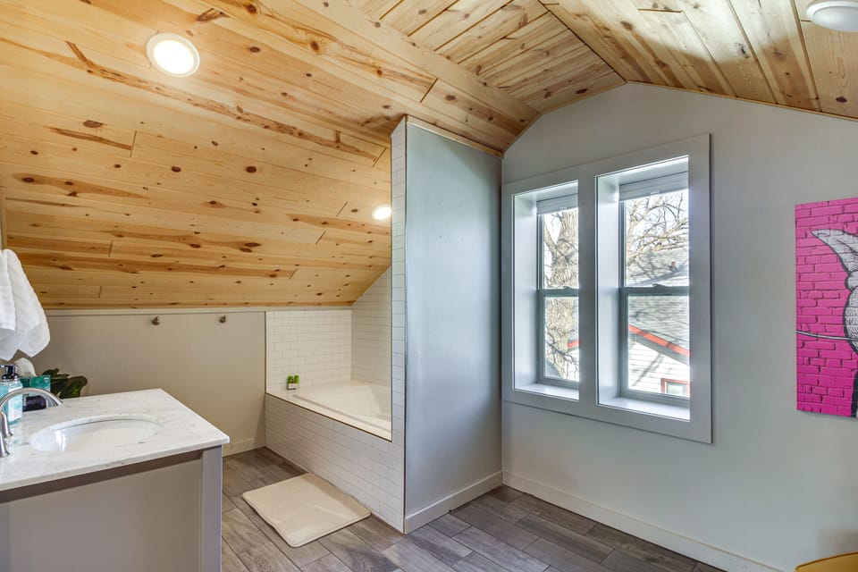 Bathroom | Complimentary Toiletries | 2nd Floor